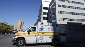 В США достали застрявшего обнаженного мужчину из шахты магазина сэндвичей