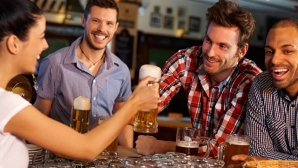 Группа британцев посетила 20 тысяч пабов за 33 года