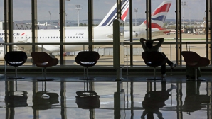 В аэропорту в Париже мужчина был убит при нападении на военных