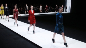 Модель прошлась с голой грудью по подиуму на Неделе моды (18+)