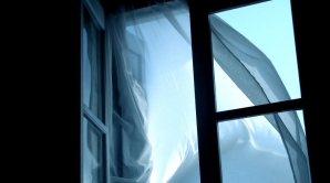 Одесситка выпала из окна 8-го этажа во время попытки сделать селфи