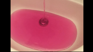 Канадский муниципалитет извинился за ярко-розовую водопроводную воду