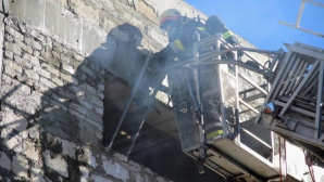 Сотрудник СЧС борются с задымлением одного из столичных зданий