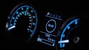 Продавцам автомобилей, меняющим показания одометра, грозит штраф до 3000 леев