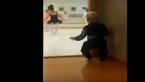 Малыш забавно подражал старшей сестре в балетном классе: видео