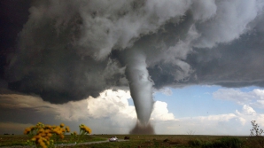 Видео: Как возникает торнадо