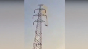 Видео (18+): Мужчина выжил после двух ударов током и падения с 30-метровой высоты