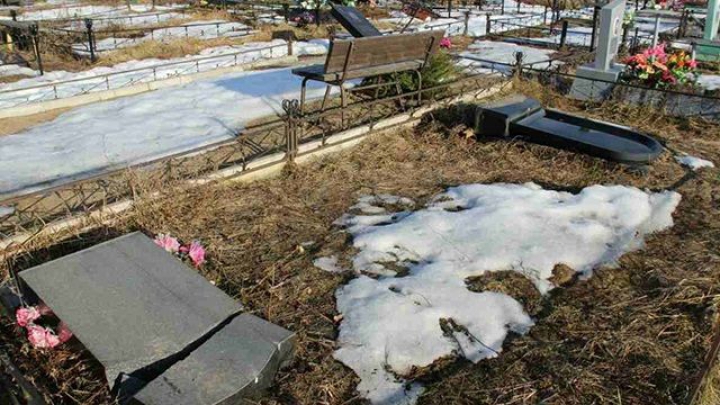 В Тверской области совершено массовое осквернение кладбища