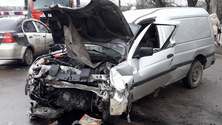 На Измаильской улице произошло лобовое столкновение двух автомобилей