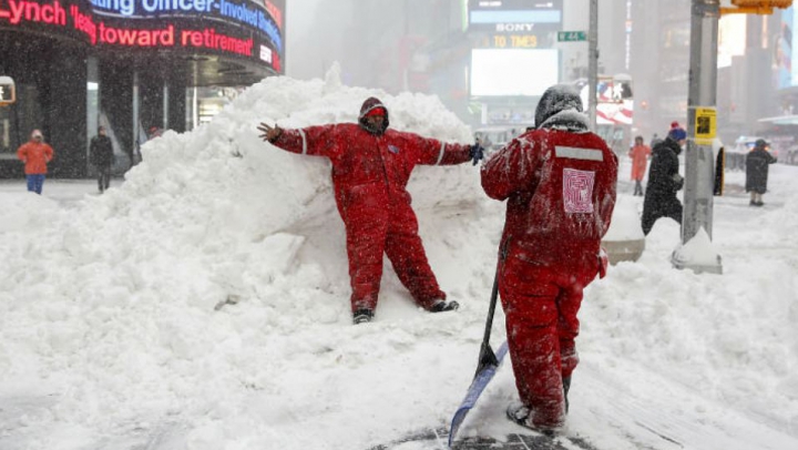 В Нью-Йорке из-за снежного шторма продлили режим ЧС