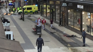 СМИ сообщили о стрельбе после того, как грузовик протаранил толпу в Стокгольме