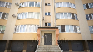 Видео: бывший мэр Криулянского района пытается сбежать через балкон от правоохранителей