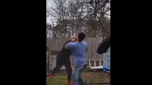 Видео: Здоровяк ломает челюсть своему другу одним ударом