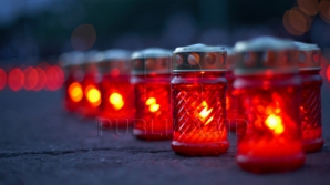 К посольству России в Кишиневе весь день несут цветы