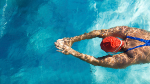 Врачи призывают родителей записывать детей на плавание