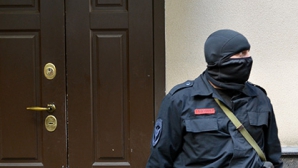 Предполагаемый убийца спрятался от полиции под одеялом