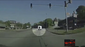 В США девочка выпала из автобуса на дорогу на полном ходу