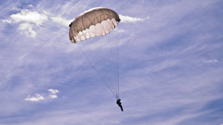 Венгерского парашютиста ветром занесло на Украину