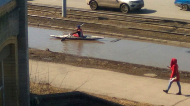 Байдарочник проплыл по луже в центре Омска