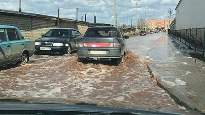 В России на улицах текут реки сока из-за аварии на заводе Pepsi