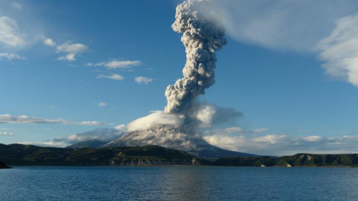 В Японии вулкан Сакурадзима выбросил трехкилометровый столб пепла