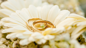 В Австралии молодой человек спрятал кольцо в кулон девушки за год до предложения