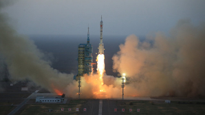 Восемь студентов проведут 200 дней в космическом корабле "Лунный дворец"