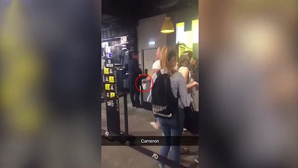 Бывший премьер-министр Великобритании Дэвид Кэмерон возмутил британцев покупкой носков без очереди