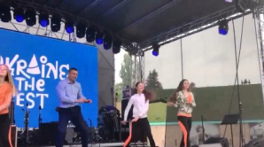 Видео: Кличко станцевал под Бритни Спирс для волонтеров Евровидения