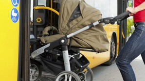 В Новосибирске автобус проехал 100 метров с зажатой в дверях коляской с ребенком