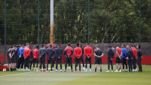 Футболисты МЮ перед финалом ЛЕ почтили память жертв теракта минутой молчания