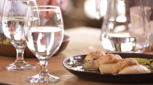 До или после еды: как правильно пить воду