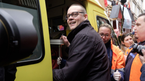 Лидера Партии труда Бельгии ударили ножом сзади