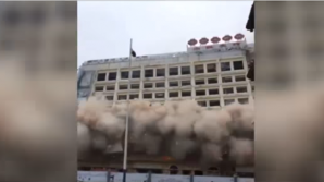 В Китае снос огромного здания вызвал панику среди прохожих