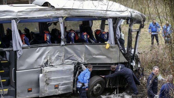 В Танзании в результате падения школьного автобуса с обрыва погиб 31 человек