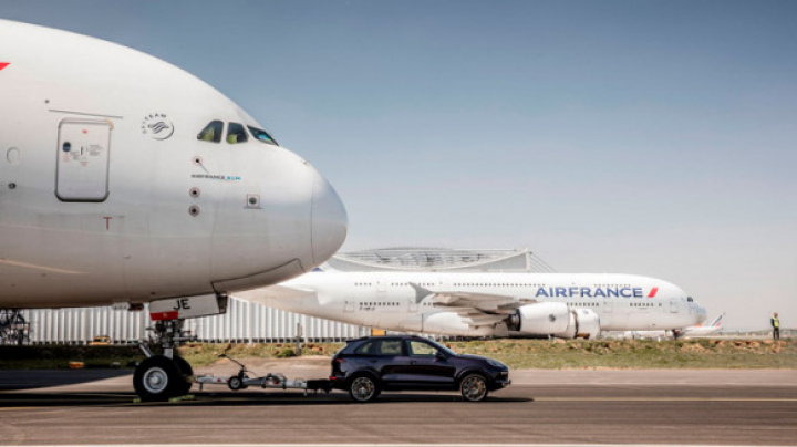 Porsche Cayenne отбуксировал 285-тонный самолет Airbus A380