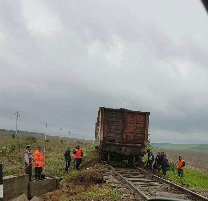 Фото: железную дорогу чинят после обрушения грунта