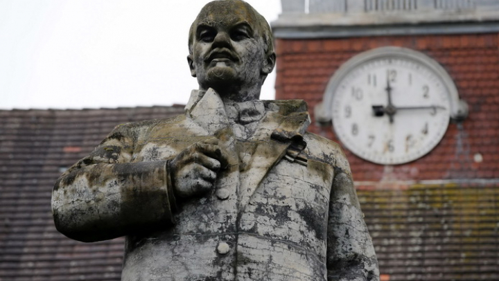 Амурские школьники разбили памятник Ленину из-за несогласия с его политикой