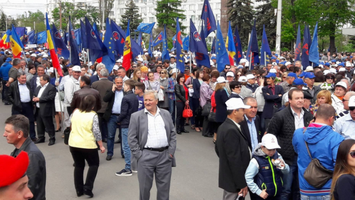 Фото: В Молдове прошел марш по случаю Дня Победы и Дня Европы