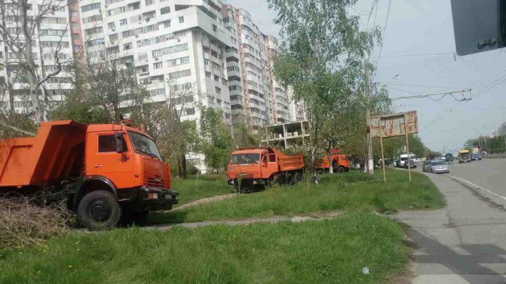 Генеральная уборка столицы продолжается даже в праздник