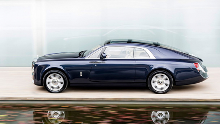 Rolls-Royce выпустил машину со стеклянной крышей и отсеком для шампанского