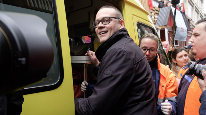 Лидера Партии труда Бельгии ударили ножом сзади