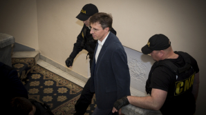 Столичный мэр при посредничестве адвоката подписал несколько документов