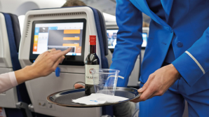 Пассажирку связали скотчем за пьяный дебош в самолете