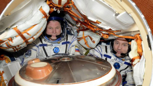 Двое членов экипажа МКС вернулись на Землю