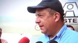 Видео: Президент Коста-Рики проглотил осу во время выступления