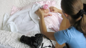 Многие родители заказывают фотосессию своих новорождённых детей