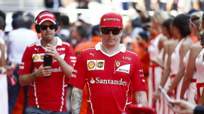 Пилоты "Формулы-1" сыграли в благотворительном матче в Турине