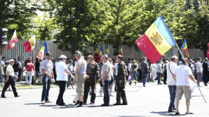 Очевидцы сняли на видео микроавтобусы, в которых протестующих привезли в Кишинёв