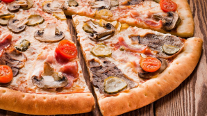 Американцы испекли самую длинную в мире пиццу